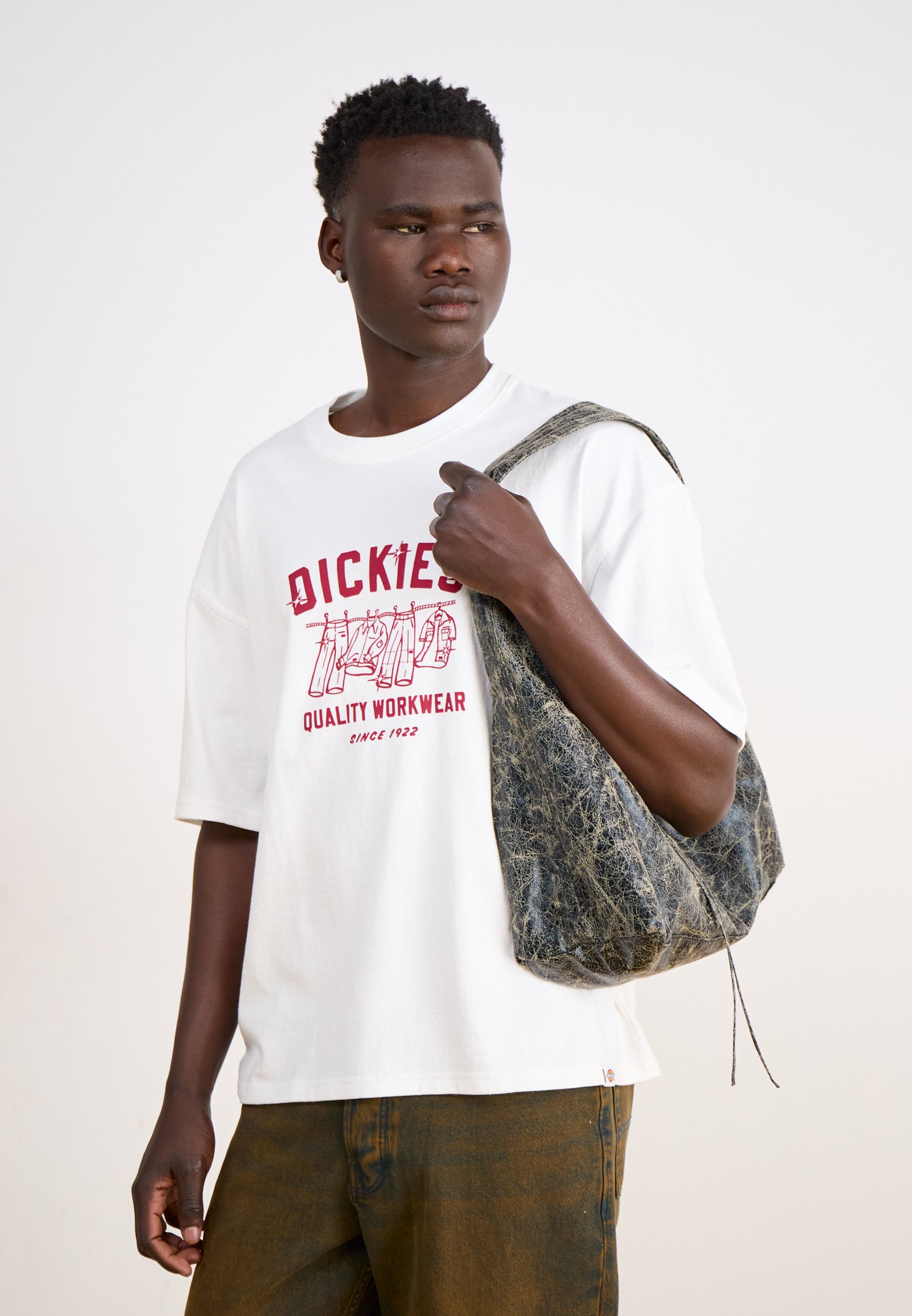 ★DICKIES Laundry Boxy T-Shirt 関税込★ Laundry boxy t-shirt in White | T-Shirts | Dickies GB.