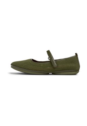 Bailarina de malla verde con punta redonda, correa ajustable y suela de goma, que presenta un exterior texturizado y un diseño minimalista.