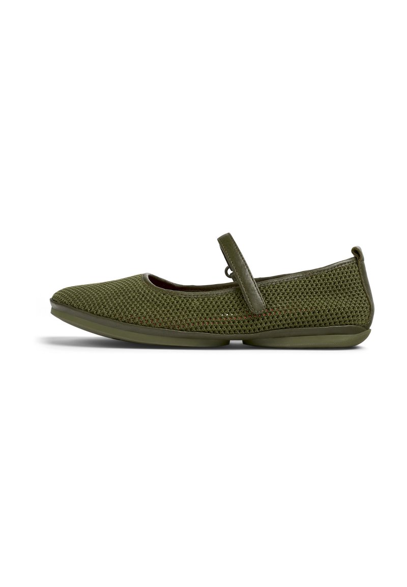 Bailarina de malla verde con punta redonda, correa ajustable y suela de goma, que presenta un exterior texturizado y un diseño minimalista.