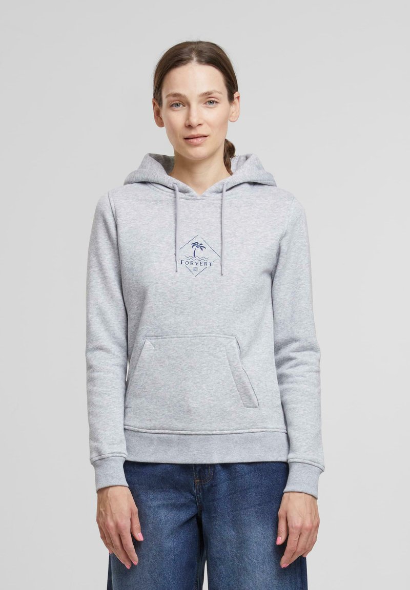 Sudadera gris claro con un bolsillo frontal, capucha con cordón y un logotipo gráfico en azul marino que presenta palmeras y un diseño de montaña.