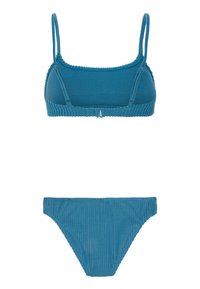 Bikini set u tirkiznoj boji s rebrastim uzorkom i tankim trakama. Gornji dio ima oblik izreza u obliku uške i prilagodljive kopče. Donji dio ima klasičan kroj s elastikom na rubovima.