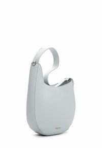 Vaaleansininen nahkainen olkalaukku, jossa on kaareva muoto, karhennettu pinta ja yksittäinen säädettävä olkahihna. Mukana kullanvärinen korostelogo.