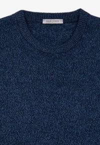 Maglione lavorato a maglia blu navy con scollo rotondo. L'etichetta riporta "DAN JOHN". La texture del tessuto sembra morbida e leggermente strutturata.