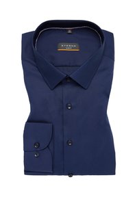 Navyblauw slim-fit overhemd van gladde stof, voorzien van een spreidkraag, zwarte knopen en een enkele manchetknoop met een gebogen rand.