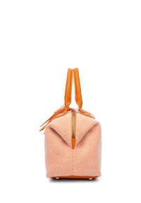Borsa in tessuto a righe con dettagli in pelle arancione, chiusura con zip e doppio manico piatto. Presenta un design triangolare nella parte superiore con piedi in metallo.