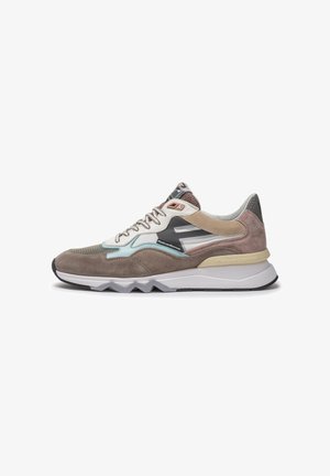 Sneaker aus einer Mischung von Grau, Beige und Mint, mit einem Obermaterial aus Mesh, einem gepolsterten Schaft und einer strukturierten Sohle mit Zickzackmuster-Akzenten.