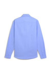 Camicia a maniche lunghe blu chiaro con colletto a polo, motivo testurizzato sottile e polsini con bottoni. La vista posteriore mostra un orlo curvo.