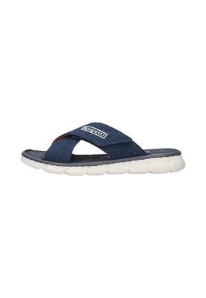 Chancla de tiras cruzadas de mezclilla, con una suela acolchonada de color azul marino y una suela exterior blanca segmentada. Cuenta con un detalle de logo en la tira.