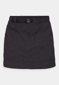 Sort nederdel med bælte i taljen, der har to frontlommer, et tekstureret stof og syninger hele vejen igennem. Casual design.