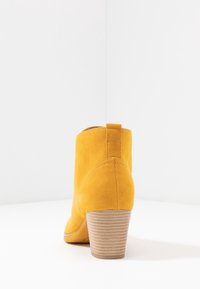 Marco Tozzi Kotníková obuv - yellow
