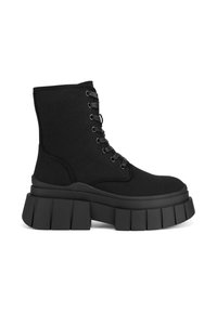 Melnas potītes zābaki no auduma, ar biezas ripuļotas papēdi un šņorējamu priekšpusi. Dizainā ir strukturēta pastiprināta šuve.