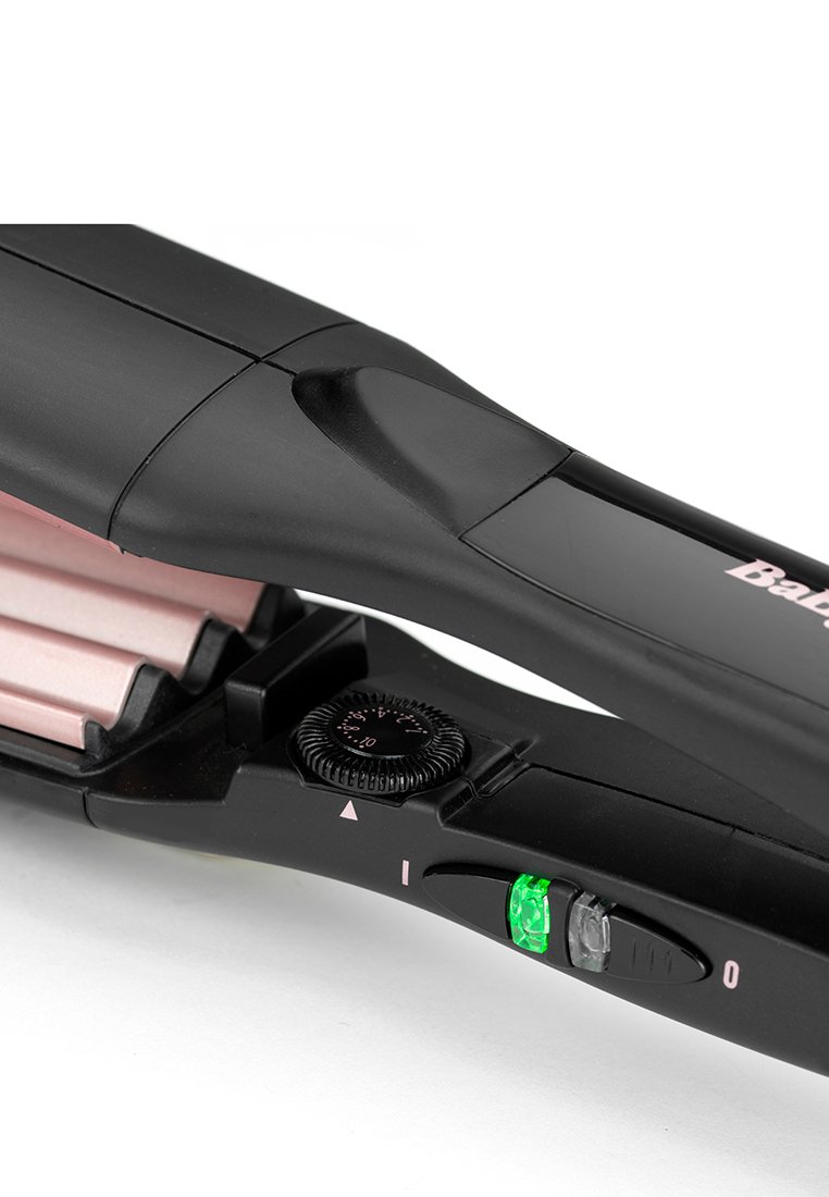 Tenaza para el cabello de color negro con placas de cerámica rosa, mango negro texturizado, dial de temperatura ajustable y luces indicadoras de funcionamiento.