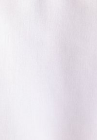 Witte stof met een gladde, matte textuur en een gelijkmatige oppervlakte, zonder zichtbare patronen of versieringen.