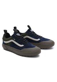 Modré a zelené semišové tenisky s texturovanou šedou gumovou podrážkou, bílým bočním pruhem Vans a černými šňůrkami. Vlastnosti zahrnují polstrovaný límec a jazyk.