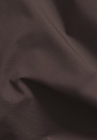Tissu brun foncé avec une texture lisse et un léger éclat. La surface présente de subtiles plis, indiquant flexibilité et drapé.