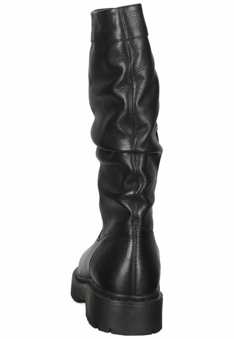 Zwarte hoge leren laars met een chunky zool en een slappe schacht, gezien vanuit de achterkant op een witte achtergrond.