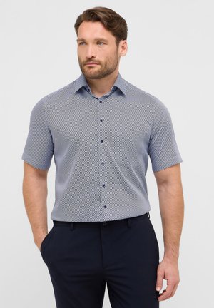 Kortærmet skjorte med knapper i navy og hvid geometrisk mønster, lavet af letvægtsstof med spids krave og blå knapper.