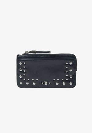 Cartera de cuero sintético negro con tachuelas plateadas y un logo metálico. Cuenta con un cierre de cremallera y una textura suave. Forma compacta y rectangular.