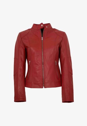 Rote Lederjacke mit Reißverschluss vorne, Stehkragen, zwei Seitentaschen und genähten Details an Schultern und Ärmeln.