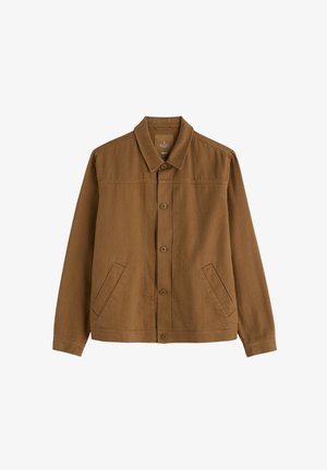 Brun herrejakke med knapper, krave, to skrå lommer foran og lange ærmer, lavet af et robust stof.