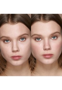 Twee close-up portretten naast elkaar die duidelijke huidtinten, lichte make-up en subtiele lipkleur tonen. Het haar is stijl en middeldonkerbruin.