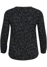 Blouse noire avec un motif floral agrémenté de touches de bleu et de vert. Manches longues, ourlet arrondi et coupe décontractée. Tissu texturé.