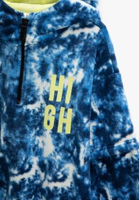 Niebieska i biała polarowa hoodie tie-dye z czarnym zamkiem i limonkowymi blokowymi literami "HIGH" na klatce piersiowej.
