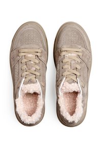 Sneakers in camoscio beige con design traforato, caratteristiche stringhe beige e fodera rosa soffice. Punta arrotondata e suola in gomma per supporto.