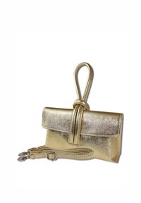 Pochette métallique dorée avec une surface texturée, dotée d'une sangle nouée et d'une bandoulière amovible. Forme rectangulaire compacte.
