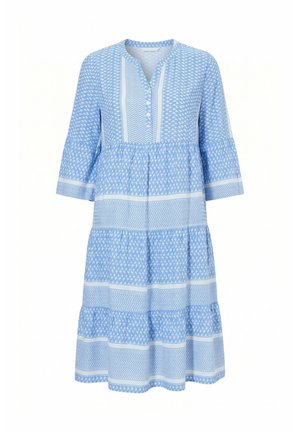 Abito midi azzurro chiaro con motivi geometrici bianchi, maniche tre quarti, gonna a balze e collo a V con bottoni.