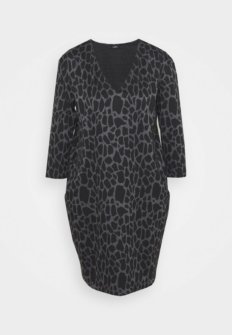 Robe noire avec motif irrégulier gris ressemblant à de la pierre, col en V et manches trois-quarts.