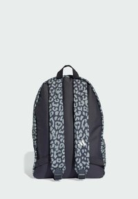 Mochila negra con estampado de leopardo gris, correas acolchadas para los hombros, asa superior y hebillas ajustables. Tela texturizada con un acabado suave.