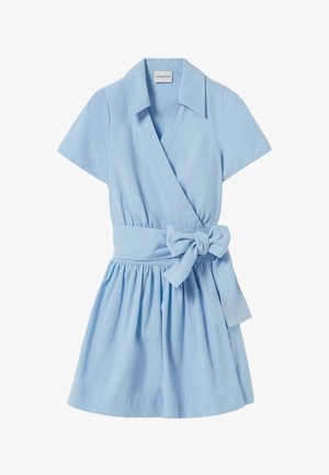 Robe enveloppante bleu clair avec manches courtes, col et taille nouée. Fabriquée en tissu lisse, avec une jupe évasée et des plis subtils.