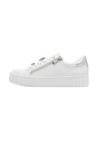 Białe sneakersy wykonane z materiałów syntetycznych, z zaokrąglonym noskiem, płaską podeszwą, zamkiem błyskawicznym z boku oraz dekoracyjnymi elementami na języku. Teksturowane akcenty na podeszwie.