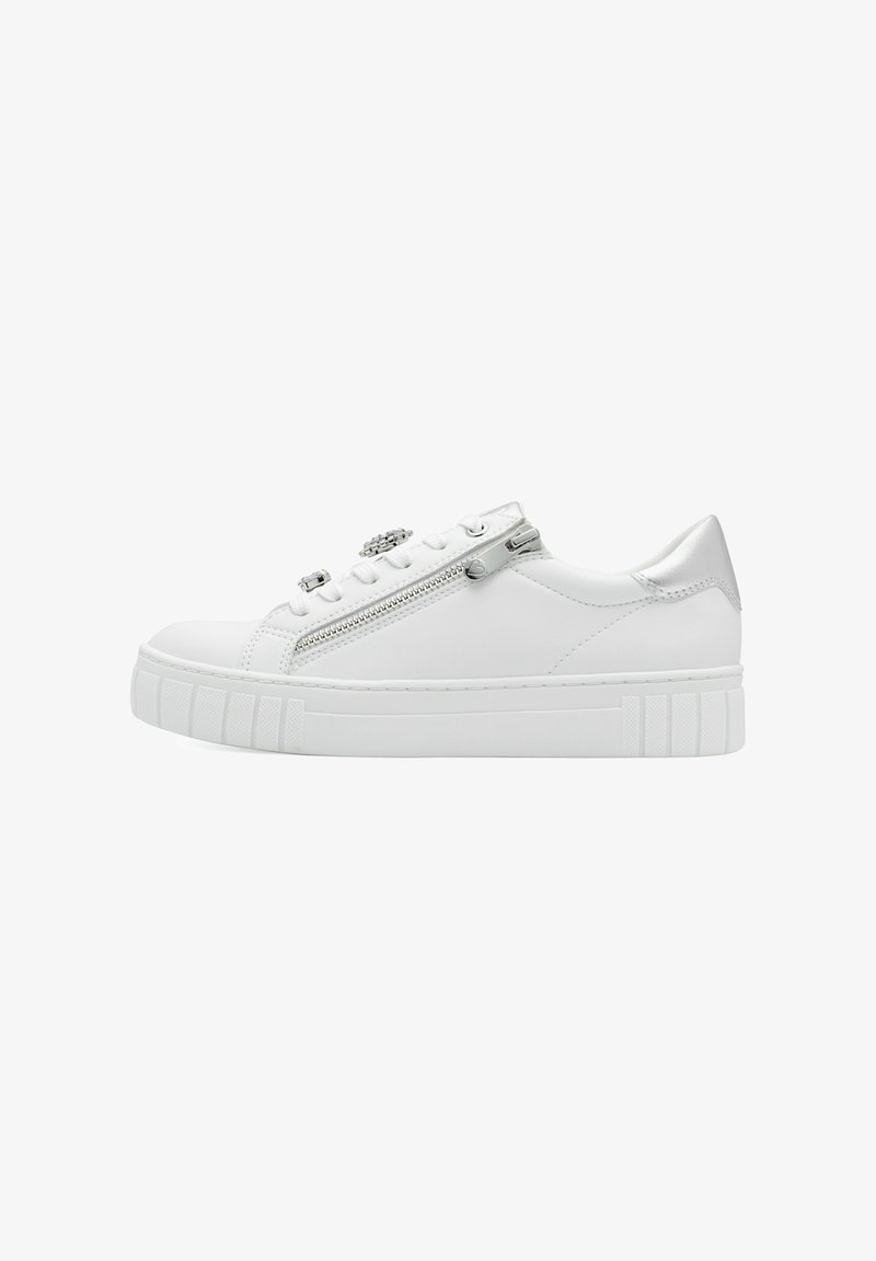 Białe sneakersy wykonane z materiałów syntetycznych, z zaokrąglonym noskiem, płaską podeszwą, zamkiem błyskawicznym z boku oraz dekoracyjnymi elementami na języku. Teksturowane akcenty na podeszwie.