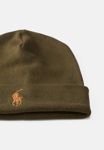 Olivgrön stickad mössa med ribbat mönster och uppvikt kant som har en broderad logotyp i en ljusare nyans.