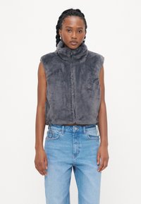 Grijze nepbont gilet met een hoge kraag en ritssluiting aan de voorkant. Het ontwerp is mouwloos, met een iets cropped snit en een zachte textuur.