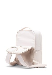 Sac à dos beige clair avec un intérieur rembourré, des sangles réglables, un compartiment zippé et des accents en mesh pour la respirabilité.