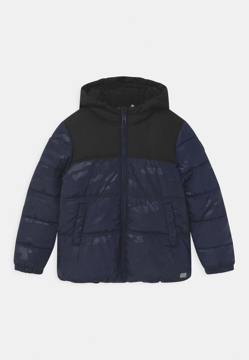 Veste matelassée bleu marine avec capuche et panneau supérieur noirs, dotée d'une fermeture éclair à l'avant, de deux poches latérales et de poignets élastiques.