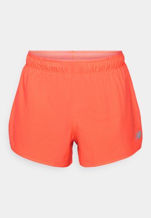 Herre løpeshorts i lys korall, laget av pustende stoff med perforert tekstur. Har en elastisk midje og en blå logo aksent.