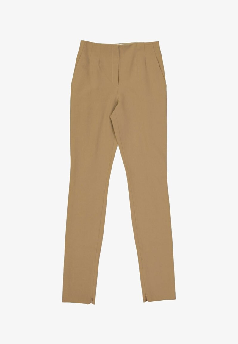 Pantalon beige slim avec poches latérales et plis sur le devant, avec fermetures éclair aux chevilles et taille plate.