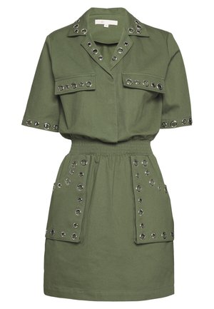 Zielona sukienka krótki rękaw z kołnierzykiem, zdobiona metalowymi oczkami na ramionach oraz kieszeniami naszytymi, z elastycznym pasem w talii.