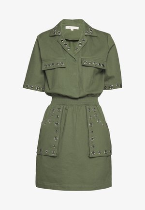 Robe verte à manches courtes avec un col, dotée d'accents en œillets métalliques aux épaules et de poches à patch, avec une taille élastique.