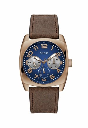 Reloj para hombre de Guess con caja en oro rosa, esfera azul marino, grandes números blancos, dos subesferas plateadas y correa de cuero marrón.