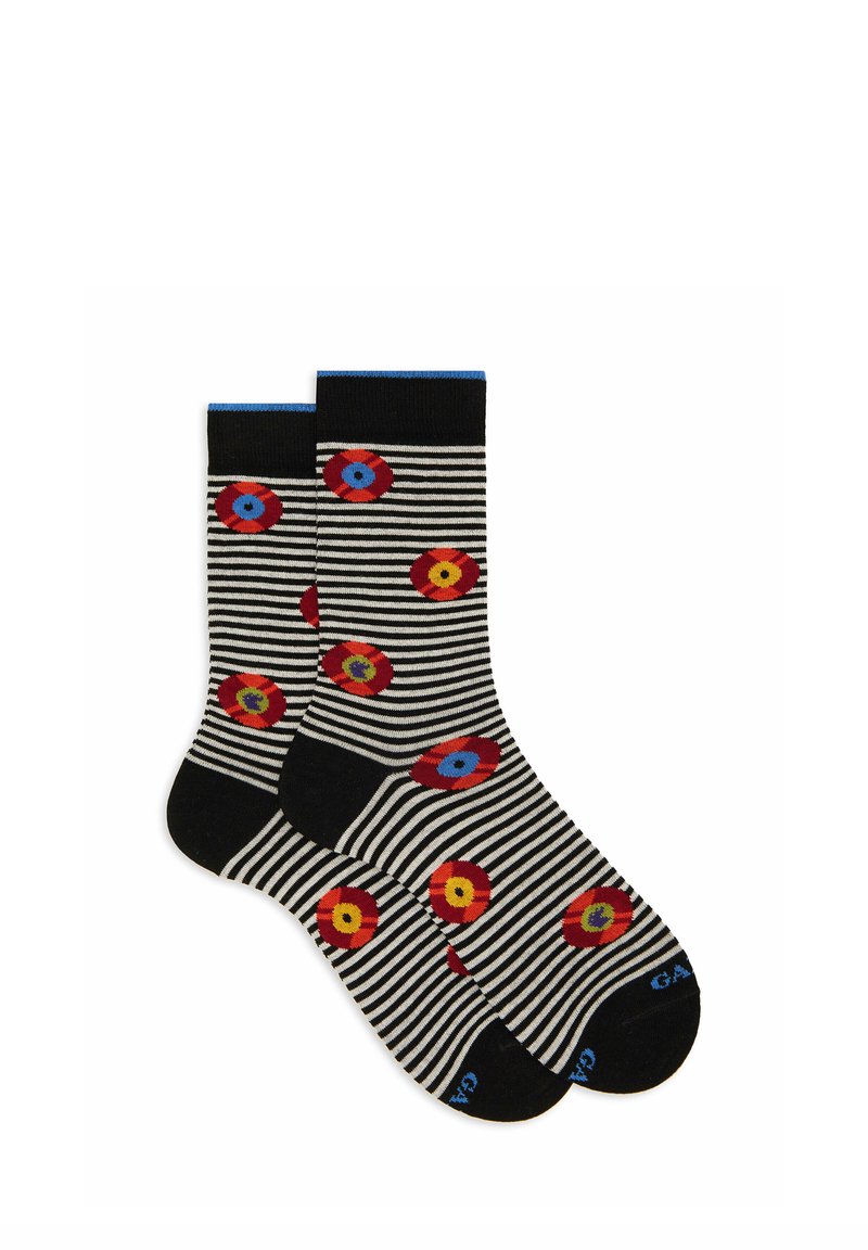 Calzini a righe bianche e nere con motivi floreali colorati in rosso, blu e giallo. Accento blu sulla parte superiore. Texture morbida.