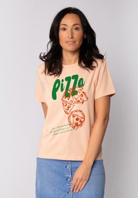 Perzikkleurig T-shirt met korte mouwen, featuring een groene en oranje pizza grafiek en tekstontwerp. Zacht katoenmateriaal met een relaxte pasvorm.