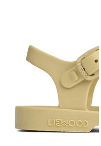 Žute gumene sandale s podesivim remenom, teksturiranom unutrašnjosti i utisnutim logotipom "LIEWOOD". Imaju konturirani dizajn.