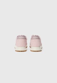Rosa semskesko med en lys rosa hælklaff og hvit mellomsåle. Har "Converse" logo i hvitt på baksiden. Teksturert ytre såle.