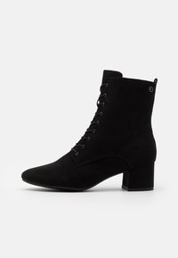 Stivaletto in suede nero con punta affusolata, chiusura con lacci anteriore e tacco a blocco. Presenta un piccolo logo accentato sul lato.