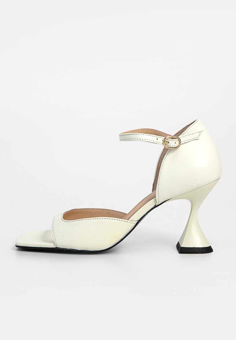 ALOHAS Sandalen met hoge hak crème ALOHAS Sandalen met hoge hak crème